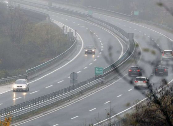 Na graničnim prelazima zadržavanja putničkih vozila za sada se kreću od 10 do 30 minuta