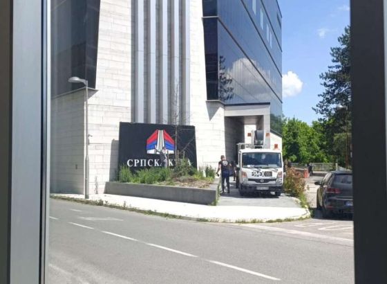 Brčko - Uklonjen natpis Srpska kuća sa objekta bivše kockarnice