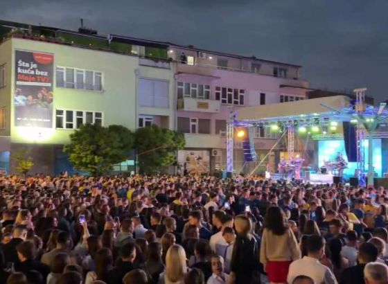 Maturanti iz USK slavili kraj školovanja uz veliki koncert na Gradskom trgu u Bihaću