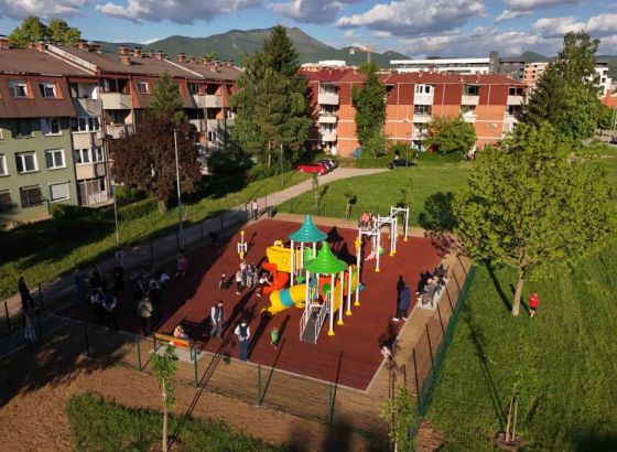 Otvoreno potpuno obnovljeno dječije igralište u ulici Miroslava Krleže na Dobrinji