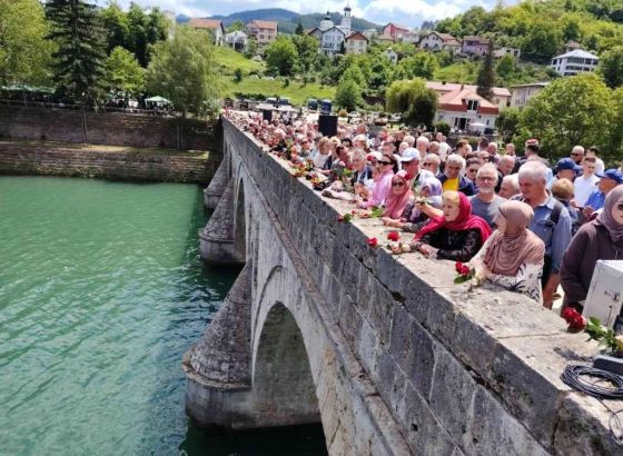 Obilježena 34. godišnjica zločina nad Bošnjacima Višegrada, u Drinu spušteno 3000 ruža