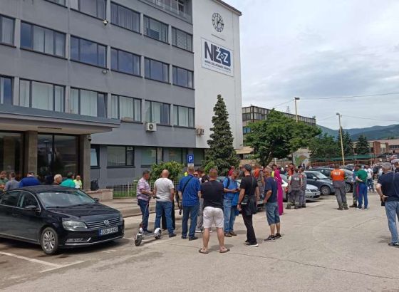 Radnici Nove Željezare Zenica mirno protestirali pred zgradom Uprave