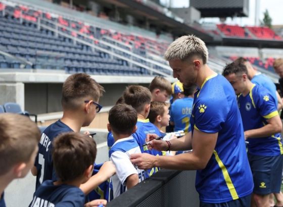 Zmajevi se nakon treninga družili s mališanima iz St. Louis Dragonsa
