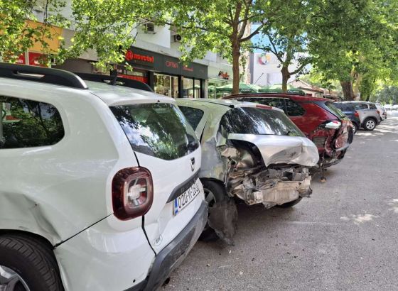 Vozač Mercedesa napravio haos u Mostaru: Udario u šest parkiranih vozila