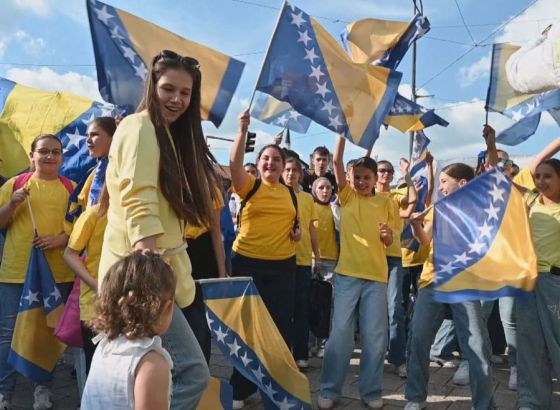 Svi pjevaju novu navijačku pjesmu "Volimo te, Bosno", u spotu Baždarević, Nikić, Bolić, Glavaš...