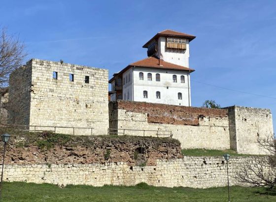 Američka ambasada podržala obnovu fasade Kule Zmaja od Bosne u Gradačcu sa 218.000 dolara