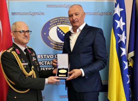 Helez uručio Zlatnu plaketu brigadiru Muratu Kulu
