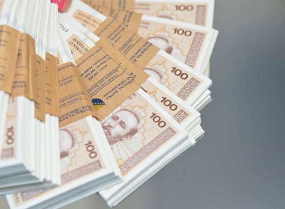 Prosječna plata u BiH 1.684 KM, prednjače IT sektor, finansije i energetika
