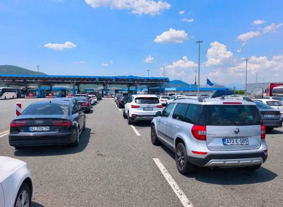 Na graničnom prelazu Izačić duga kolona putničkih vozila na izlazu iz BiH