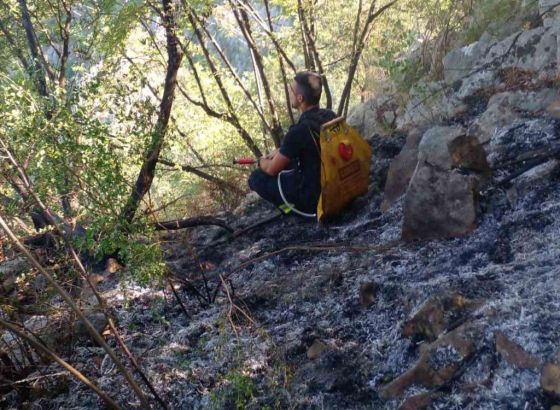 Vis: Požar kod Komiže gase vatrogasci i kanaderi