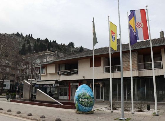 Grad Stolac pozvao udruge i pojedince da uklone navijačke zastave
