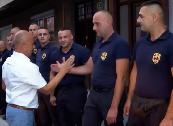 SIRENE, POSTROJAVANJE I SUZE: Emotivni ispraćaj komandatna sarajevskih vatrogasaca Kemala Cacana u penziju (VIDEO)
