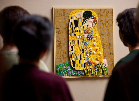 LEGO izdanje Klimtovog remek-djela Poljubac od 4.000 kockica