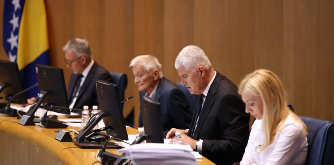 Sjednica Doma naroda PSBiH prekinuta: Delegati SNSD-a nisu se vratili s pauze, Čović svima poželio da se odmore