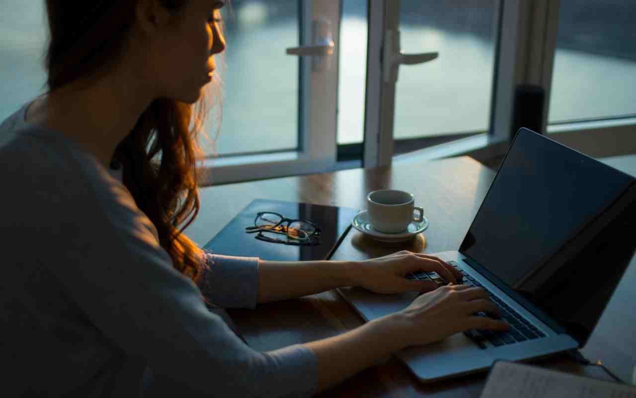 devojka-laptop-kafa.jpg
